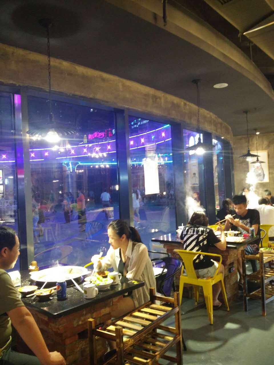 麻辣无情重庆老火锅武汉店室内图04